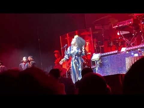 Jill Scott performs Gettin’ In The Way LIVE