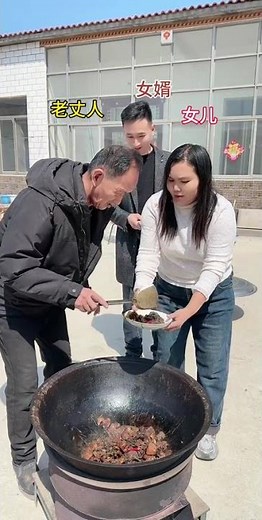 The difference in how a father-in-law treats his daughter and son-in-law #Huazi Couple