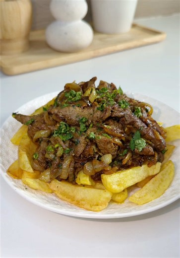 Recette de frites au bœuf et oignons caramélisés