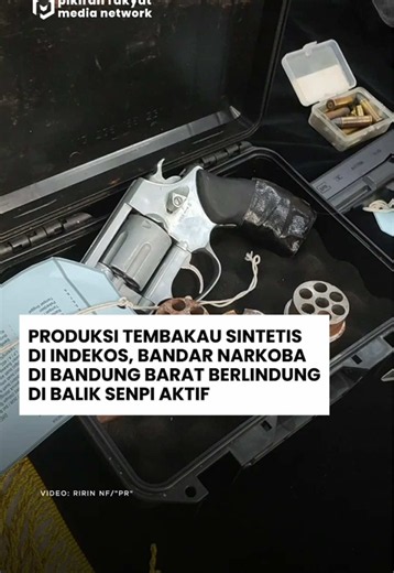 Produksi Tembakau Sintetis di Indekos, Bandar Narkoba di Bandung Barat Berlindung di Balik Senpi Aktif Satuan Reserse Narkoba Polres Cimahi menangkap seorang buruh harian lepas berinisial MKG (24) di sebuah kamar kos Parongpong, Bandung Barat, pada Sabtu (17/10/2026). Dalam penangkapan tersebut, petugas menyita sekitar 1 kilogram tembakau sintetis racikan siap edar beserta bahan bakunya. Ia juga menguasai satu pucuk senjata api rakitan aktif, 13 butir peluru timah, serta dua unit airsoft gun. Ka