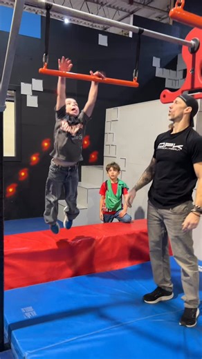 🚨 OUVERTURE DE DERNIÈRE MINUTE – NINJA WARRIOR 6-7 ANS 🚨 Bonne nouvelle! 🥳 3 places viennent tout juste de se libérer pour notre cours Ninja Warrior 6-7 ans 📅 Dimanche à 10h15 👉 Les inscriptions sont réouvertes pour le reste de la session 💲 Le prix a été ajusté selon le nombre de cours restants ✨ Petit rappel important : L’inscription à la session inclut automatiquement l’abonnement, ce qui donne accès à nos installations en session libre en tout temps, pendant toute la durée de la session