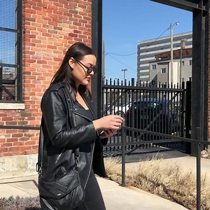 These wireless earbuds are SO convenient to use! They are stored in a battery case for your smartphone and automatically charge when you put them away! I will NEVER lose these or run out of battery again! Tag somebody who would love these! | Tom's Interesting Finds