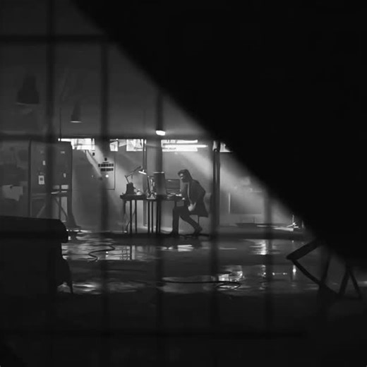 candy 🍭👀💗 on Instagram: "Professor Mastermind 🧠🎩 日本ではスマートゴミ箱が導入されています。これらのゴミ箱は太陽エネルギーを利用して動作します。ゴミ箱の内部には自動圧縮システムがあり、捨てられたゴミを押し固めます。そのため、通常のゴミ箱よりも多くのゴミを収納することができます。太陽光パネルで発電された電力は、センサー、圧縮装置、満杯状態を表示するシステムに使用されます。東京のような大都市では、街の清潔さを保ち、ゴミ収集の回数を減らすのに役立っています。この技術は、持続可能で環境にやさしい都市インフラを支えています。 #日本#知識#事実#知识 ってた#テクノロジーイノベーション科学＃実験トレンド"