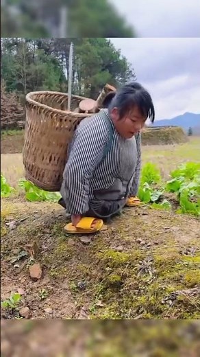 Người mẹ cụt chân cố gắng nuôi con ăn học khi chồng mất