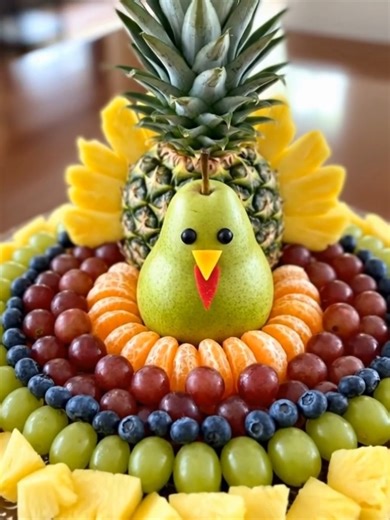🍍 Pear and Fruit Turkey Centerpiece 🦃 #FruitTurkey #ThanksgivingFoodArt #EdibleCenterpiece #HolidayPlatter | Recipes By Amelia