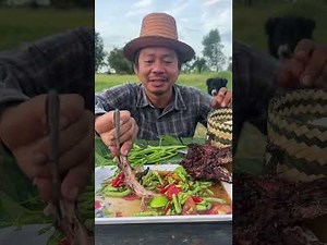 Eating grilled mouse with bean paste is very delicious