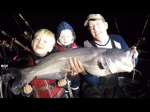 Catching BIG catfish with little kids - catfish pees on Tommy - Catfishing tips.