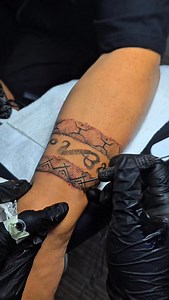 Filipino Tribal Tattoo Inspired Armband with Baybayin Script = Pamilya, Ugnayan, Pagkakaisa, Dasal, Pananalig Hand-Poke Tattoo 🇵🇭 Likhang Sinag Baybayin ⚔️✍🏻🇵🇭 📍Mandaluyong, Manila #tattoo #tattoos #handpoke #BAYBAYIN #filipinotribal | Sinag Baybayin