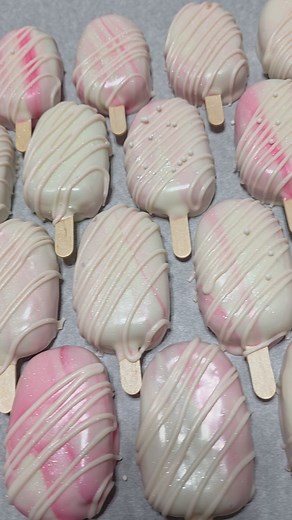 Well I had so much fun with my first attempt at cakesicles! These are cake pops in a popsicle shape! And you knowww I had to add some glitter!😍 #cake #cakepop #food #instafood #love #instagood #treat #dessert | Dani Cakes & Co.