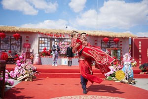 Russian candies, peanuts, sunflower seeds, a red wedding dress, a bridal sedan chair and firecrackers: There are interesting customs and details to observe when a Russian bride marries a Chinese vlogger in Pingyanghe, a village on the border of China and Russia. Watch to find out more. | Xi's Moments