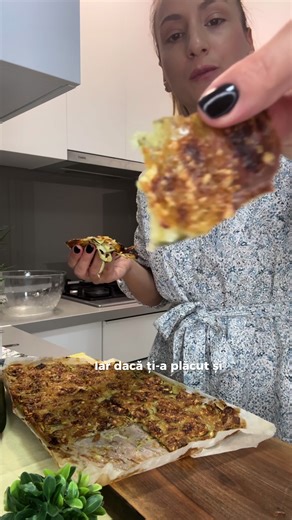 SCARPACCIA DE ZUCCHINI Astăzi o altă idee în bucătărie pentru cei care îndrăgesc dovleceii/zucchini! Vom pregăti o rețetă străveche și delicioasă, tipică Italiei ( mai exact Versiliei). Este o tartă subțire, crocantă la suprafață și fără doar și poate, delicioasă deși este preparată cu ingrediente simple. Dacă vreți o să o îmbunătăți puteți pune cartofi tăiați subțiri sau ceapă tăiată julien. 📋INGREDIENTE: ▪️Dovlecei: 2 bucăți tineri ( dacă sunt foarte mici punem 3 ) ▪️Faina :200 g ▪️Apa : 300 