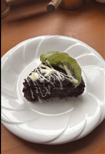 Tavada Bananlı Kek 🍌🍫 Stəkan ölçüsü: 200 ml Tava ölçüsü: 22 sm Tərkibi: • 1 ədəd iri banan • 3 x.q fındıq kreması • 2 ədəd yumurta • 1/2 stəkan süd • 1/2 stəkan duru yağ • 1,5 stəkan un • 1 x.q kakao • 1 paket qabartma tozu • 1 paket vanilin Sos üçün: 🍫 • 1/2 stəkan süd • 2 x.q fındıq kreması • 2 x.q damla şokolad • 2 x.q kərə yağı Hazırlanması: Quru ərzaqlardan başqa bütün inqrediyentləri qaba əlavə edib blenderdən keçirin. Sonra un, kakao, qabartma tozu və vanilini əlavə edib qarışdırın. (Q