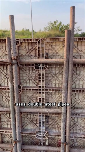 Retaining wall construction video: Detailed explanation of reinforcement during the construction of retaining walls using PVC-coated steel formwork. #Highway #PlasticFormwork #RetainingWallEngineering