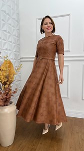 “O vestido GEÓRGIA é pura sofisticação! Confeccionado em couro eco, com bordados que encantam em cada detalhe. Modelagem Godê, gola redonda mais fechada, manga ¾ e um cinto encapado no mesmo tecido que valoriza a silhueta. Disponível do P ao GG46. R$: 219,90 📲(11)97563-1837 💟Disponível loja física e site 💟Despachamos para todo o Brasil 💟Frete grátis acima de R$:300,00 🌐www.bellymoda.com.br | Belly Moda