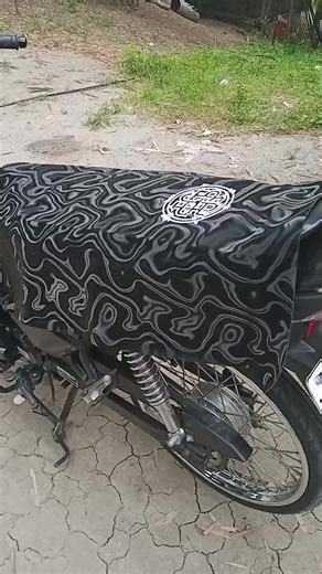 🔥 Upgrade agad ang porma ng motor mo! 3D Smoke Recaro Seat Cover with Indo Logo — astig ang design, premium ang dating, solid sa kalsada. 🏍️✨.. May kasama pang sticker at logo..