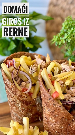 🔥Najsočniji domaći pileći giros iz rerne🔥 Otkrivam kako da napravite preukusni domaći giros iz rerne još jedan recept – brzi tzatziki! 1 kg pilećih bataka i karabataka, bez kostiju i kože 3 kašike grčkog jogurta 4 čena belog luka 1 kašika maslinovog ulja Sok od 1 limuna 3 kašike @kotanyi.srbija smeše za grčki giros Za nadev: Pita hleb /tortilja Paradajz Crveni luk Tzatziki Pomfrit Brzi tzatziki: 400 g grčkog jogurta 2 čena belog luka 1 izrendan i oceđen salatni krastavac 2 kašike Kotányi mirođ