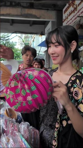 Her smile says it all — lantern happiness unlocked 🌟