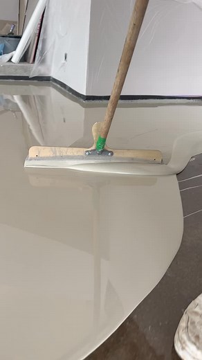 Michael | Create Unity on Instagram: "Fugenlos. Selbstnivellierend. Flüssigkeitsdicht. EPI Flooring PU MP/D Screed – die 2K-Polyurethan-Spachtelmasse für zement- & anhydritgebundene Untergründe. Zähelastisch & einfach zu verarbeiten – perfekt als Ausgleich & Haftbrücke! #fugenlos #gussboden #fugenloserboden #handwerk #interior #bodenbelag #ausgleichsmasse #craftmanship #wohnraum #bodenleger #bodenbeschichtung"