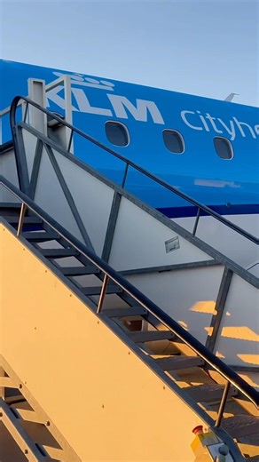 Experience KLM’s Embraer 175