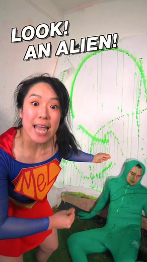 A dead alien?! Lucky Mel has super helicopter hair🚁👽Its NOT #Reverse 👍 #SuperHeroMel #NotInReverse #helicopter #superidol #superidol的笑容都没你的甜