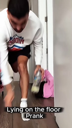 Lying on the floor prank 🤣🤣#scareprank #jumpscare #funny #fyp #family