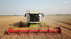 42K views · 4K reactions | Last summer, we took two new generation LEXION 6000-5000 combines to Norfolk and ran them alongside two LEXION 700-600 machines to make a comparison between the ranges. Check out how we undertook this testing. #claaslexion | CLAAS | Facebook