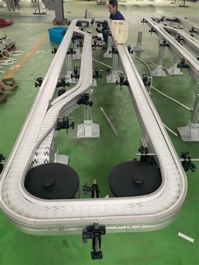 All-aluminum profile flexible chain conveyor, equipped with driving wheels