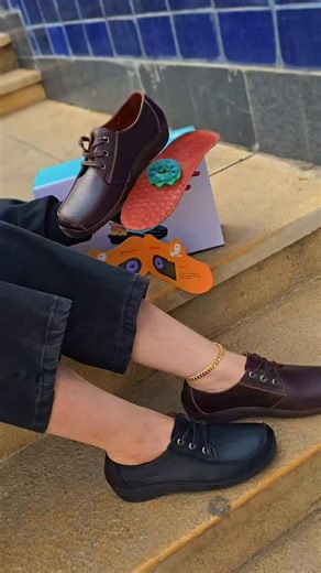 ‎امیرحسین انتظاری‎ on Instagram‎: "کد✨️۱۴۴۲ ✨️رو کامنت کنید✔️قیمت ارسال میشه به دایرکت✅️ 🔁 این پست رو برای کسی بفرست که همیشه دنبال یه کفش راحت، شیک و باکیفیته 👇 وقتی می‌گیم ۱۴۴۲ ماخ یعنی یه کفش تمام چرم که هم طبی و درمانیه، هم انقدر خوش‌پایست که می‌تونی تمام روز باهاش راه بری بدون ذره‌ای خستگی! ✨️ آستر نرم روستیک بدون کروم آنتی باکتریال ✨️دیسکت درمانی در ۴ حالت ✨️چرم طبیعی با دوام بالا مناسب استفاده روزمره و رسمی ✨️مناسب برای کف پای صاف ✨️مناسب برای درمان خارپاشنه ✨️مناسب برای گودی کف پا ✅️را