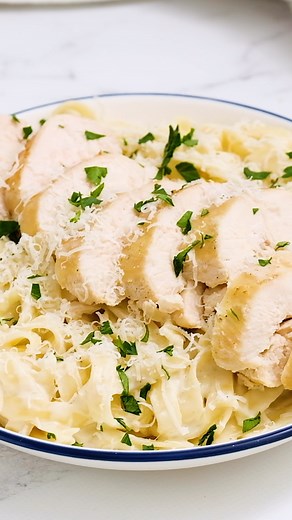 Easily make an Italian-inspired meal from scratch with this recipe for Instant Pot Chicken Alfredo. It’s easy, flavorful, and perfect for a romantic dinner or a busy weeknight. Recipe: https://www.thecookierookie.com/instant-pot-chicken-alfredo/ | The Cookie Rookie