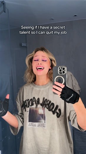 SOPHIE MORELLI on Instagram: "Wait a dam sec #singing lip gloss: @armanibeauty prisma glass shade 09"