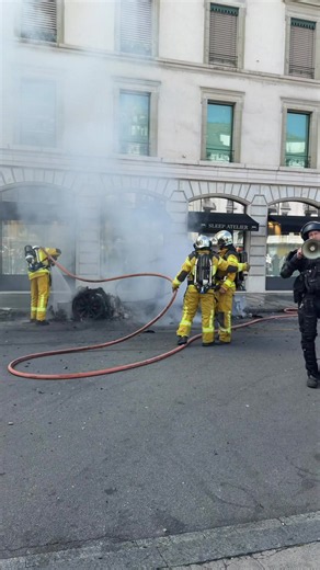 🥷🧨 Les premières casses visent des symboles du capitalisme, comme une Tesla et la Banque du Léman. Le reste de la manif anti-G7 se poursuit en montant vers les Grottes.