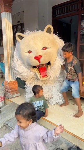 Pawang can macanan prank bocil jadi umpan duduk depan rumah