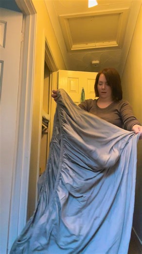 Watch carefully… I do know how to fold a fitted sheet — I just choose not to because it’s a faff and a waste of time (unless you work in a hotel 😏). As long as my sheets are clean, washed properly, stain-free, hole-free, and fully dry before storing, I’m happy! If you really want crease-free ones, stick them on the bed and run an iron over them. Airing cupboards were made with doors for a reason. 😉✨ #RealLifeCleaning #MumHumour #KeepingItReal #FittedSheetHack | Sister Pledge Cleans