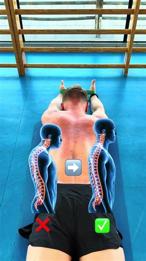 Dein Rundrücken vom vielen Sitzen kostet dich Leistung im Training. So behebst du das.