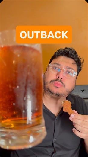 Sou Brasília on Instagram: "COMUNICADO OFICIAL A RESPEITO DA PRISÃO A gente foi no @outbackbrasil do DF Plaza , pra ver de perto a nova coleção de canecas colecionáveis — e sim, elas são ainda mais incríveis ao vivo. 😍 Cada uma vem com selos que lembram carimbos de passaporte, cheios de referências à Austrália 🇦🇺 — e o melhor: dá pra levar pra casa na compra de 1 Super Wings + 2 Chopp Brahma ou 2 Guaranás Antarctica Refil. Mas o detalhe mais legal é o QR Code na caneca: você escaneia, conta u