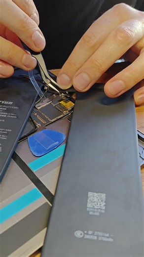 A bold iPad battery replacement without removing the logic board. #ipad #battery #replacement