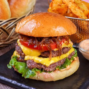 4.3K views · 104 reactions | Un pain légèrement brioché et ultra moelleux avec un double cheese burger avec des oignons caramélisés | Essayez la recette | Facebook