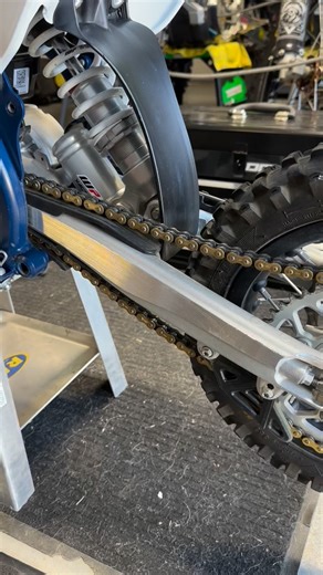 Oinker Chain Lubers aren’t just for the big bikes 🏁 — they’re for the mini rippers too! Whether it’s Dad’s 450 or your kid’s CRF110, the Oinker keeps every chain running smooth and clean. Compatible with both 420 and 520 chains, it’s the perfect upgrade for your family’s moto maintenance game 👊 ✅ Features & Benefits: • Universal Fitment: Works with 420–520 chains — perfect for minis and full-size bikes. • Easy, Clean Lubing: Precisely oils your chain without mess, extending life and saving tim