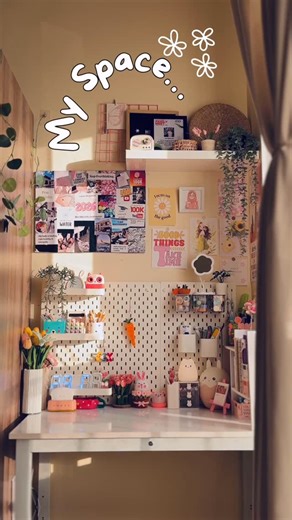 Lubna’s Cloud 🇮🇳🇦🇪 on Instagram: "My 2026 Desk Reset🔥🔥😌🫶🏻 തുടങ്ങിയില്ലേൽ ഇന്ന് തന്നെ തുടങ്ങിക്കോ 😍 Aesthetic Desk Makeover 2026 Exclusively @lubnas_cloud . . . . . . desk transformation 2026, desk reset, aesthetic desk setup, vision board desk, cozy desk makeover, home office setup, productivity desk, new year desk reset #artgallery #2026reset #desksetup #craftinspo #deskmakeover"