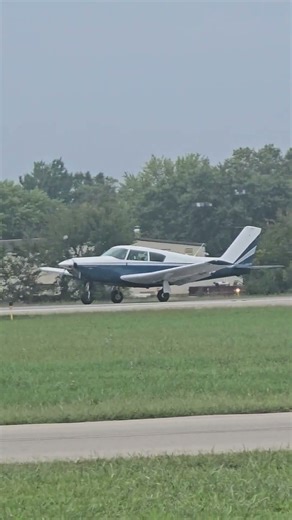 Piper Comanche Landing #piper #planespotting #generalaviation #plane #plen #aviation #avgeek