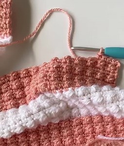 This is Hannah demonstrating the Berry Stitch followed by a single crochet stitch. Here’s a link to the full pattern 👉 https://daisyfarmcrafts.com/crochet-fruity-stripes-baby-blanket/ | Daisy Farm Crafts