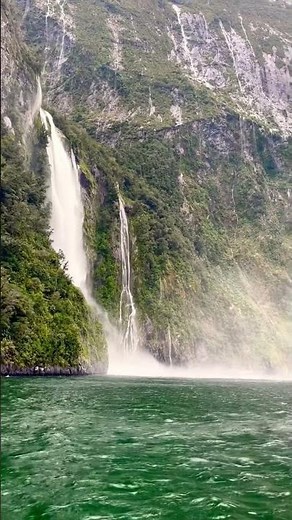 Milford Sound 🌊 waterfalls in Fiordland National Park ⛰️ #newzealand #fiordland #waterfalls