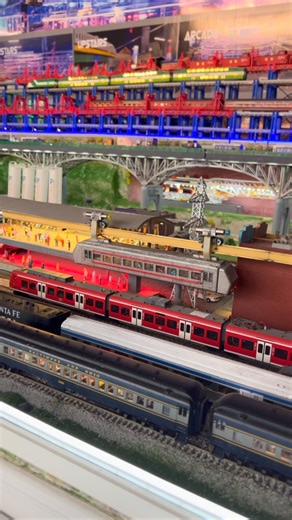 Model Trains Enthusiast on Instagram: "This train doesn’t run on traditional rails. ➡️ Suspended system + propeller propulsion. Smart idea or unnecessary complexity? #ModelRailroad #SuspendedTrain #Monorail #ModelRailway #miniworld"
