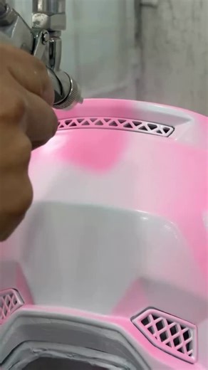 The Moto Bus on Instagram: "@aerograpid • El 6 casco que le pintamos a @tatanmejia que tal? @manzanapostobon @foxracingcolombia #manzanapostobon #aerograpidhelmets #customhelmetpaint #foxhelmets #aerograpid"