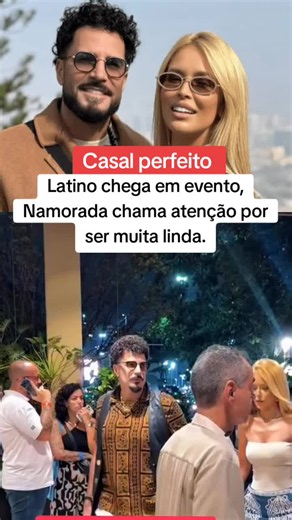 Latino chega em evento: namorado cantor e namorada chama atenção