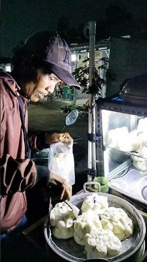 Penjual bakpao ayam