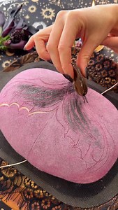 Dark Mystical Mermaid Sourdough ✨💜🖤🧜‍♀️ I always love giving my mermaid tails a little extra detail, and this one has a fun dark twist. I used black cocoa powder, purple sweet potato powder, and black edible glitter. She was a bit rushed 😅 so next time I’d love to be more intentional with the coloring- adding defined black spots and a few more shades of purple for example! Hoping this inspires some beautiful Halloween creativity in your upcoming bakes. 🫶🏼 #darkmermaid #siren #sourdoughart 