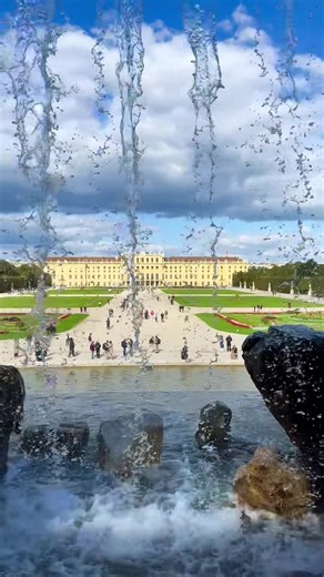 Schloss Schönbrunn, Vienna, Austria 🇦🇹 #vienna #austria #wien #wieden #viennacity viennaaustria viennaspots wienliebe viennatravel schonbrunn schönbrunn fountain schonbrunnpalace