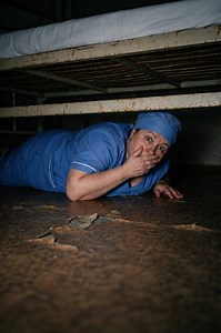 La femme de ménage entendait chaque nuit des cris provenant de la chambre n° 7, lorsqu’un homme inconnu venait rendre visite à une patiente âgée : un jour, n’y tenant plus, elle se cacha sous le lit pour comprendre ce qui s’y passait 😱😨 Ce qu’elle vit la plongea dans une véritable horreur 😢 Depuis plusieurs jours, la femme de ménage percevait des bruits étranges venant de la chambre numéro 7. C’étaient des cris. Pas forts — au contraire, étouffés, sourds, comme si quelqu’un avait peur d’être 