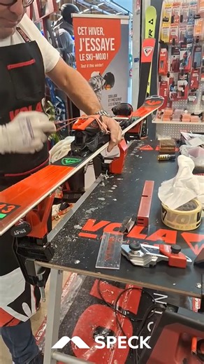 ⛷ Comment farter ses skis avec Vola Ce 6 et 7 décembre se tenait un atelier entretien des skis au Speck Village Decathlon Wittenheim avec notre partenaire Vola et Sébastien Mauboucher Chaque sortie au ski abîme la semelle ; sans entretien régulier, vos skis perdent en vitesse et votre matériel s'use prématurément Découvrez en images comment farter vos skis avec l'expert de chez Vola 💪 Vous avez besoin de matériel ? Découvrez notre sélection sur notre site internet 👉 https://www.speck-sports.co